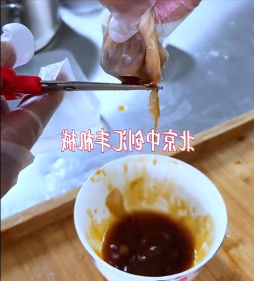 解密 汤多，馅儿大，皮儿薄。晶莹剔透的灌汤包，是如何做出来的？